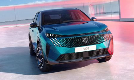 Con silueta deportiva y faros LED en forma de garras, el nuevo Peugeot 3008 impone presencia y modernidad desde cualquier ángulo. Con silueta deportiva y faros LED en forma de garras, el nuevo Peugeot 3008 impone presencia y modernidad desde cualquier ángulo.