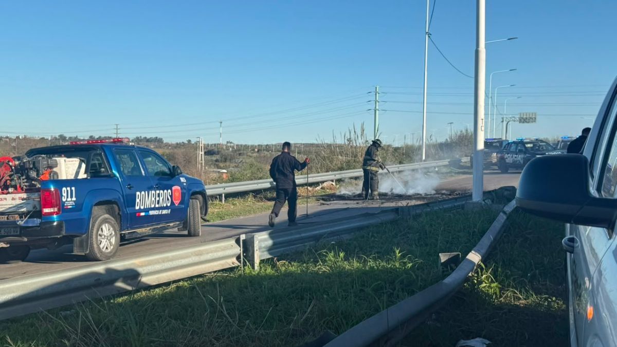 Mientras se realizaban los trabajos de limpieza, la bajada de Circunvalación Oeste hacia Teniente Loza permanecía cerrada para quienes circulaban desde el sur hacia el norte.