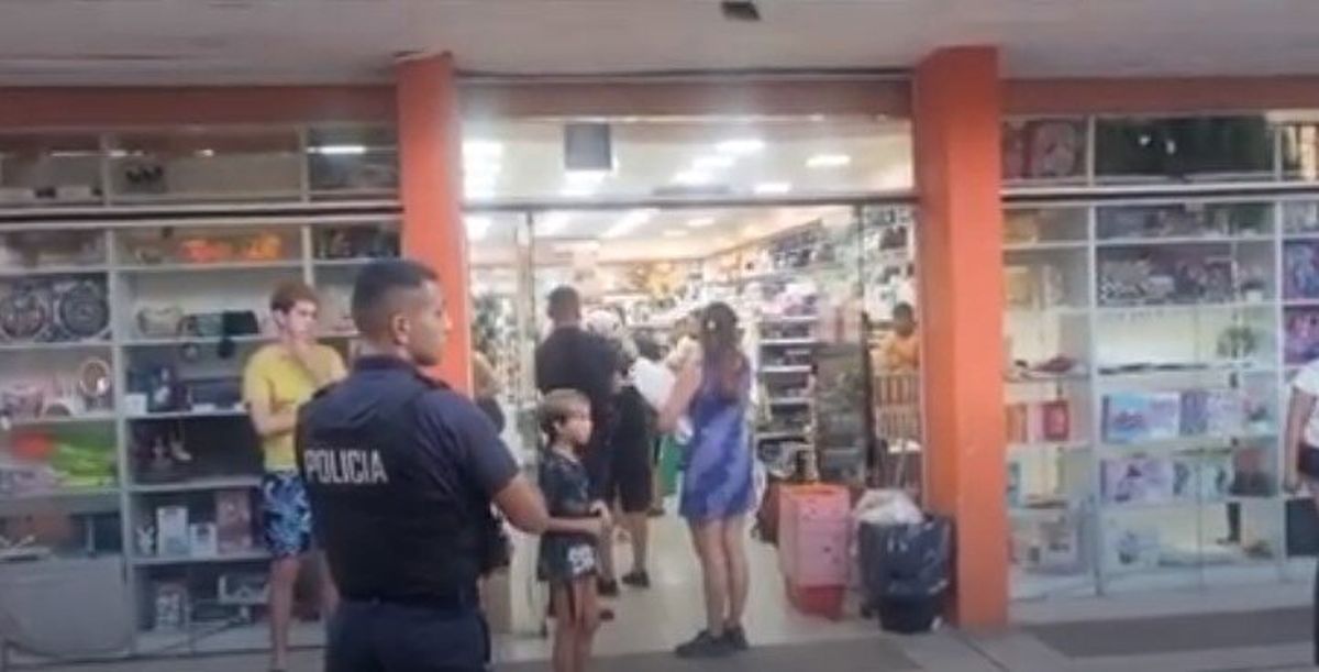 La policía se presentó en la puerta del comercio, tras la denuncia. La policía se presentó en la puerta del comercio, tras la denuncia.