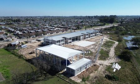 El nuevo edificio de la Escuela Echeverría ya supera el 75% de avance y promete transformar la infraestructura educativa del norte de la ciudad de Santa Fe. El nuevo edificio de la Escuela Echeverría ya supera el 75% de avance y promete transformar la infraestructura educativa del norte de la ciudad de Santa Fe.