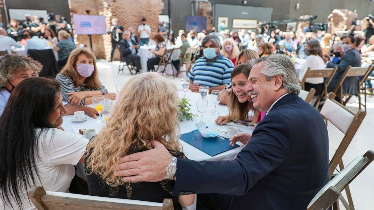 El presidente Fernández afirmó que el pago del bono “es solo lo que les corresponde y es lo que podemos hacer después de dos años muy difíciles”.