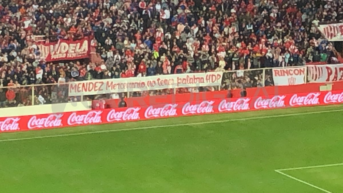 La polémica bandera contra Sebastián Méndez estuvo colgada en la tribuna tatengue durante los 90 minutos del partido ante Boca Juniors. La polémica bandera contra Sebastián Méndez estuvo colgada en la tribuna tatengue durante los 90 minutos del partido ante Boca Juniors.