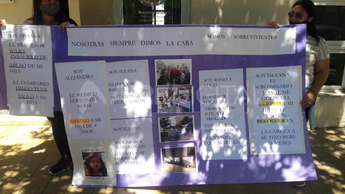 Los familiares que conforman la Agrupación Unidos contra la Impunidad se presentaron en la puerta del Colegio de Abogados de Reconquista