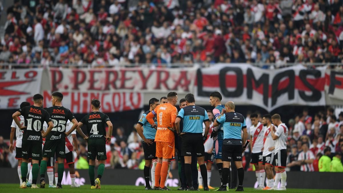 El árbitro Fernando Rapallini convocó a los capitanes de ambos equipos para comunicarles la suspensión del partido. El árbitro Fernando Rapallini convocó a los capitanes de ambos equipos para comunicarles la suspensión del partido.