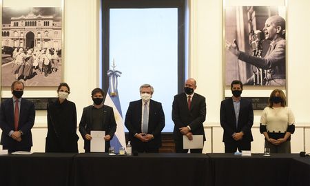 El presidente Alberto Fernández encabezó en la Casa Rosada la firma de una serie de convenios con los gobernadores de las provincias de Buenos Aires, Santa Fe y Entre Ríos que adhirieron al plan Argentina Construye. El presidente Alberto Fernández encabezó en la Casa Rosada la firma de una serie de convenios con los gobernadores de las provincias de Buenos Aires, Santa Fe y Entre Ríos que adhirieron al plan Argentina Construye.