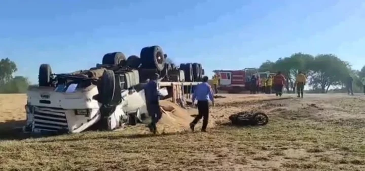 El camión que intentó esquivar al femicida volcó y su chofer murió.