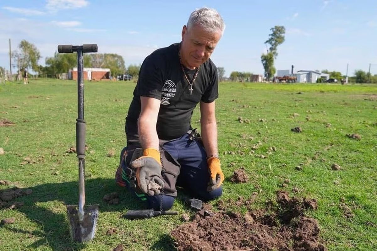 Ternavasio en una de sus búsquedas con el detector de metales. Ternavasio en una de sus búsquedas con el detector de metales.