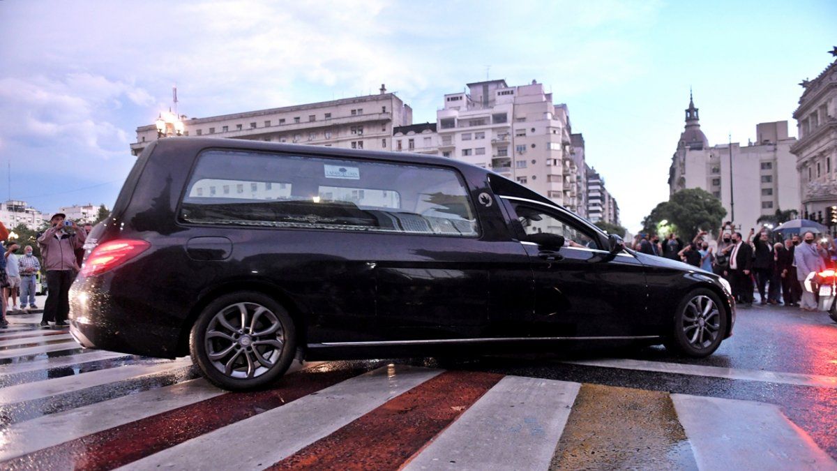 El cortejo fúnebre partió a las 19:30 de la sala velatoria, ubicada en Núñez, y llegó minutos antes de las 20 al Congreso de la Nación.