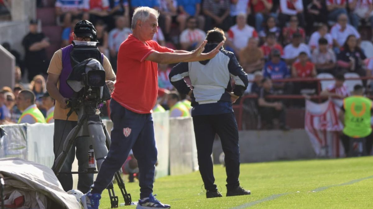 Leonardo Madelón pidiendo calma en un partido móvido: Unión igualó 2 a 2 en su casa ante Independiente Rivadavia.
