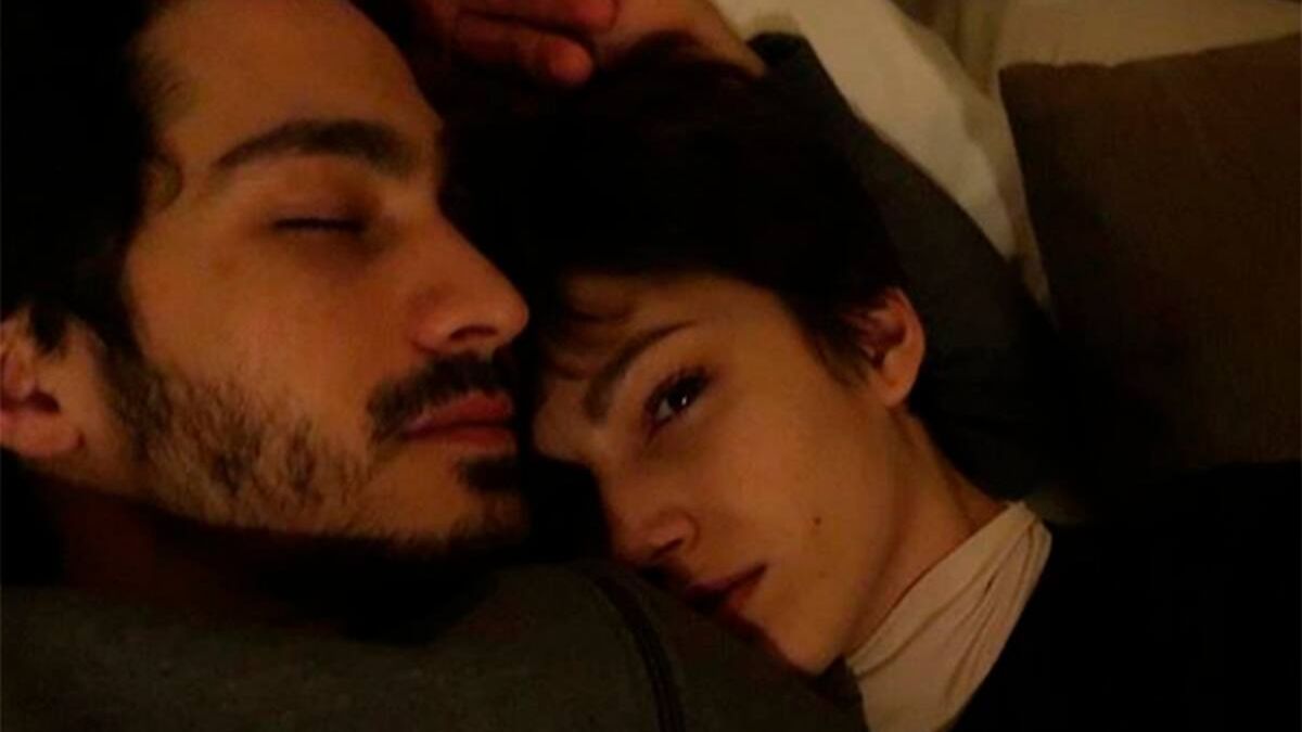 El actor argentino regresó al país tras pasar dos días con su bebé en Barcelona.