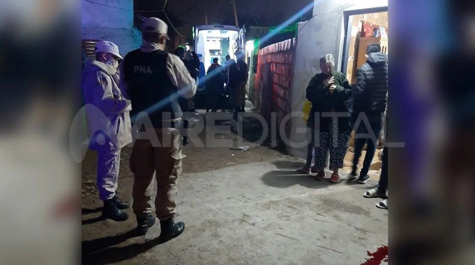 Una unidad sanitaria debió arribar al barrio para asistir al joven que después falleció producto del ataque armado.