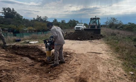 El Ministerio de Obras Públicas de Santa Fe rellenó, compactó y reconstruyó el talud que presentaba fisuras en la defensa de Colastiné Norte. El Ministerio de Obras Públicas de Santa Fe rellenó, compactó y reconstruyó el talud que presentaba fisuras en la defensa de Colastiné Norte.