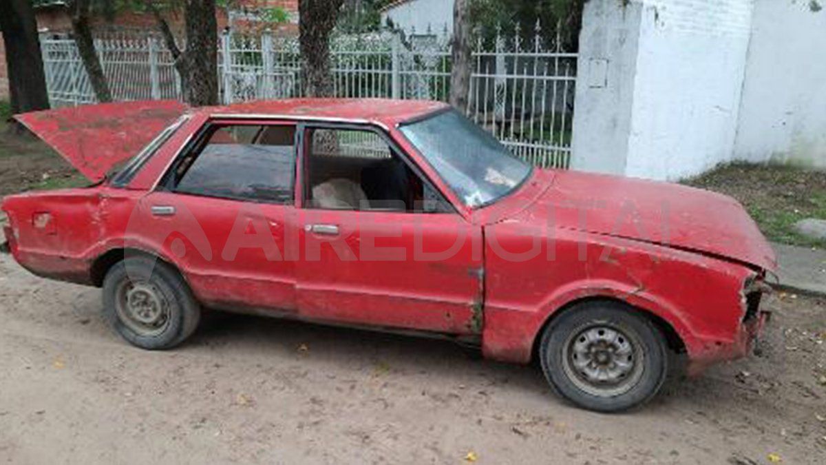 El automóvil Ford Taunus en el que se movilizaban los delincuentes quedó retenido en la Subcomisaría Sexta.