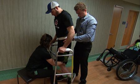 Parapléjicos logran caminar tras la implantación de electrodos