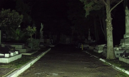Entró a un cementerio de noche y captó algo macabro en TikTok Entró a un cementerio de noche y captó algo macabro en TikTok