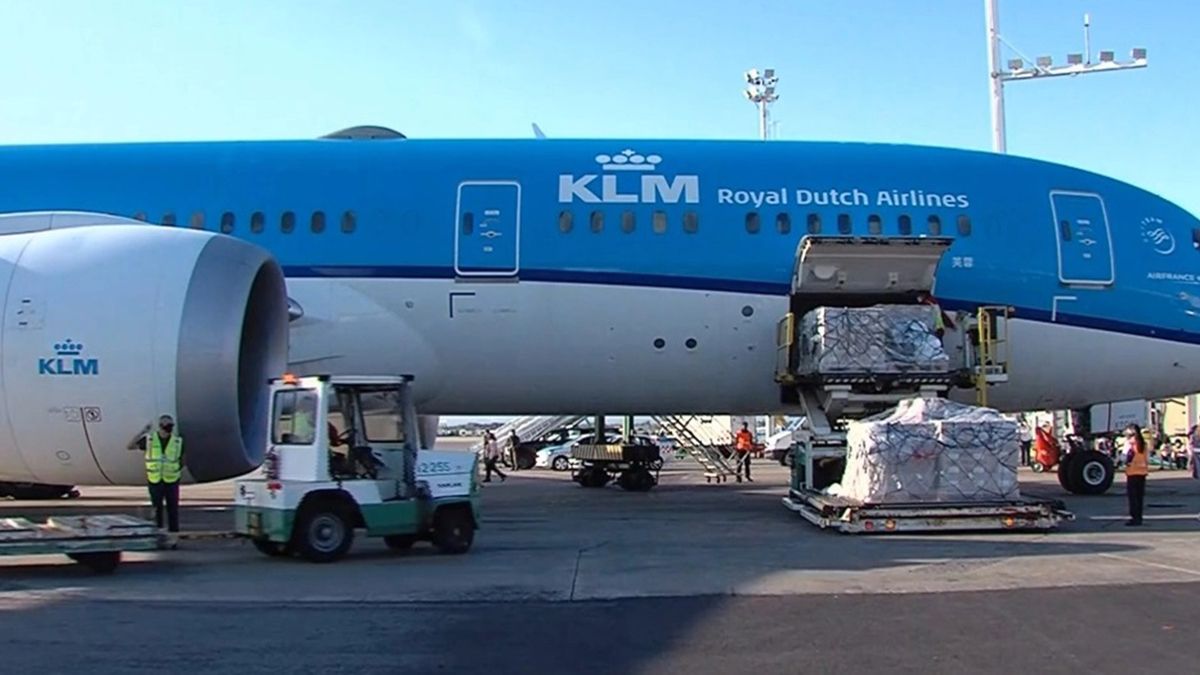 La llegada se transmitió en vivo a través de los medios oficiales de Casa Rosada. Las dosis de AstraZeneca-Oxford fueron transportadas en un avión de la aerolínea holandesa KLM.