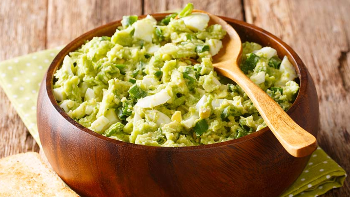 Ensalada de huevo y palta cremosa servida en un bol saludable.