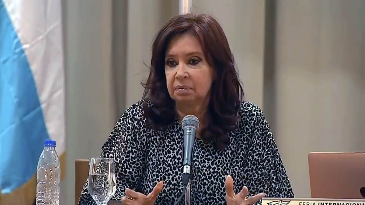 La vicepresidenta&nbsp;Cristina Kirchner&nbsp;se present&oacute; este s&aacute;bado en la&nbsp;Feria del Libro&nbsp;que se realiza en&nbsp;La Habana