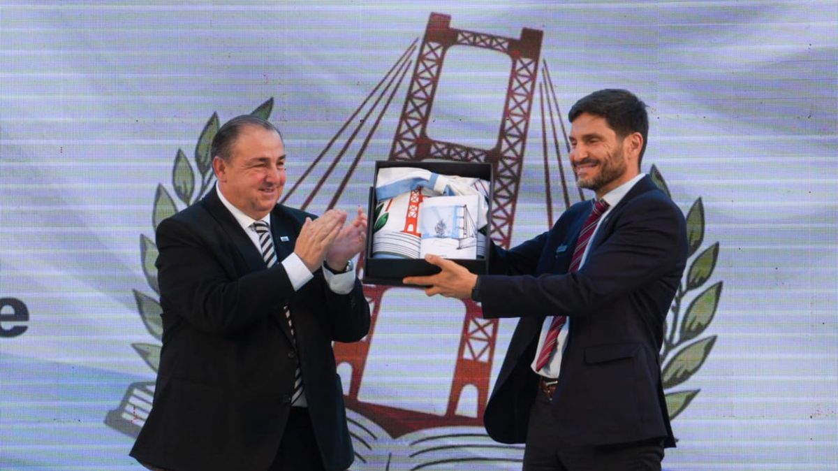 Juan Pablo Poletti junto a Maximiliano Pullaro en el acto de izamiento oficial de la bandera de la ciudad de Santa Fe. Juan Pablo Poletti junto a Maximiliano Pullaro en el acto de izamiento oficial de la bandera de la ciudad de Santa Fe.