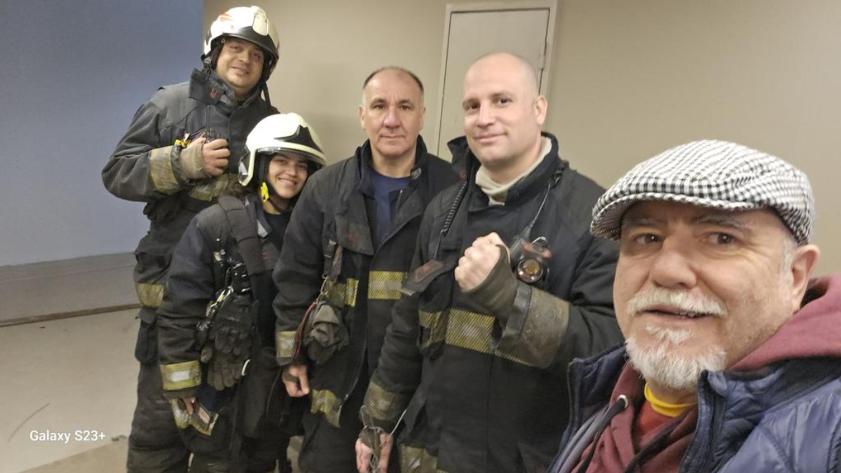Osvaldo Bazán salió del ascensor gracias a los bomberos. Osvaldo Bazán salió del ascensor gracias a los bomberos.