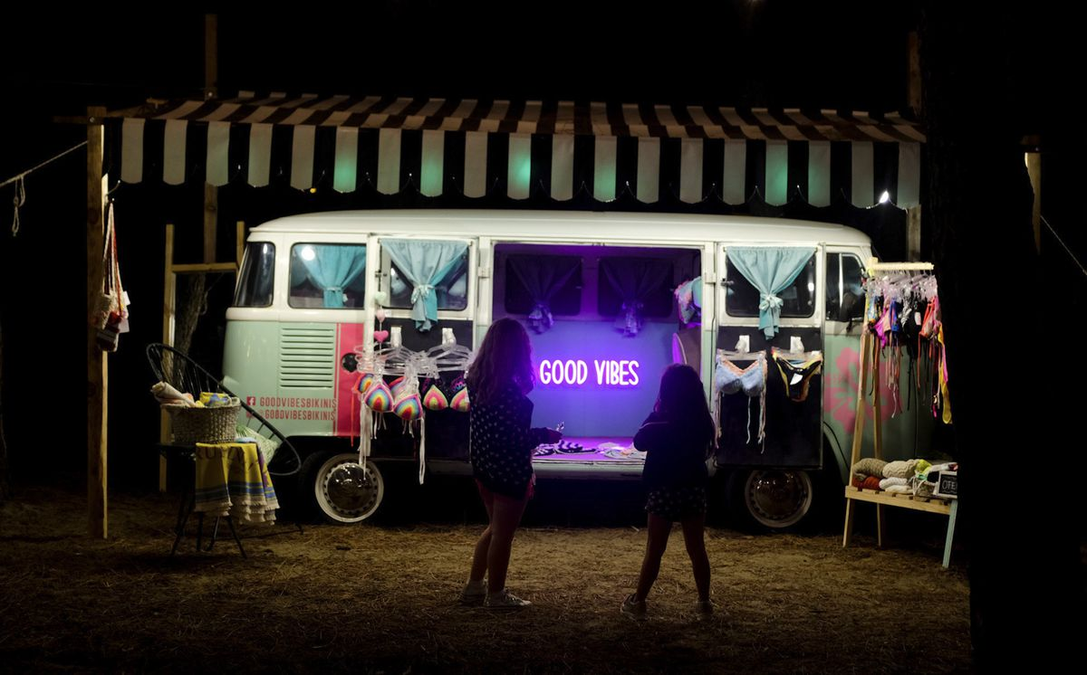 Food trucks nocturnos en el bosque