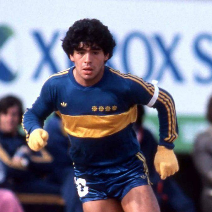 Aprovenchando que Adidas volvió al club, Boca jugará con un diseño similar al que utilizó durante la temporada 1982-193, cuando un joven Diego Maradona jugaba con la azul y oro.
