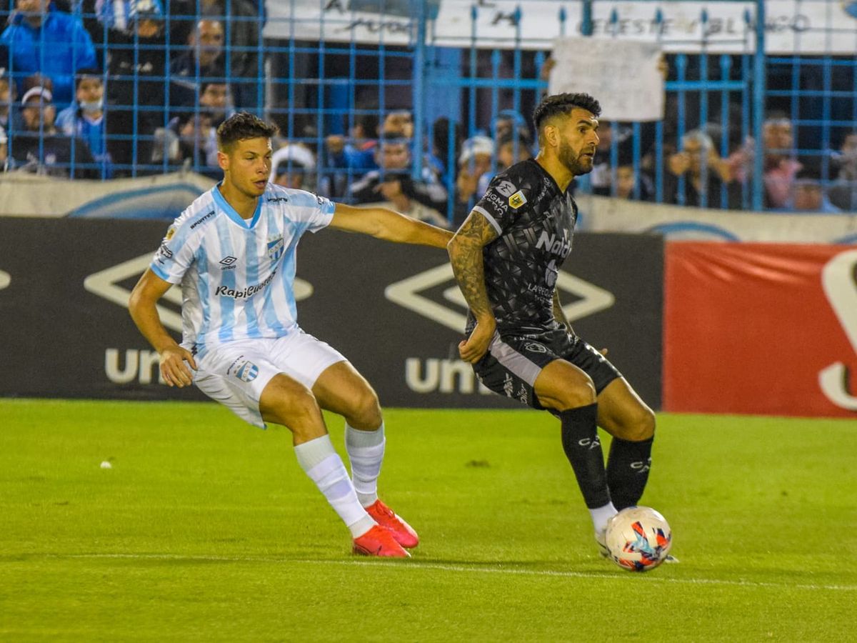 Atlético Tucumán es el líder invicto de la Liga Profesional de Fútbol tras vencer a Sarmiento en el final