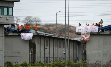 15 presos murieron y otros 21 sufrieron heridas durante un amotinamiento ocurrido anoche en una penitenciaría de Ecuador 15 presos murieron y otros 21 sufrieron heridas durante un amotinamiento ocurrido anoche en una penitenciaría de Ecuador