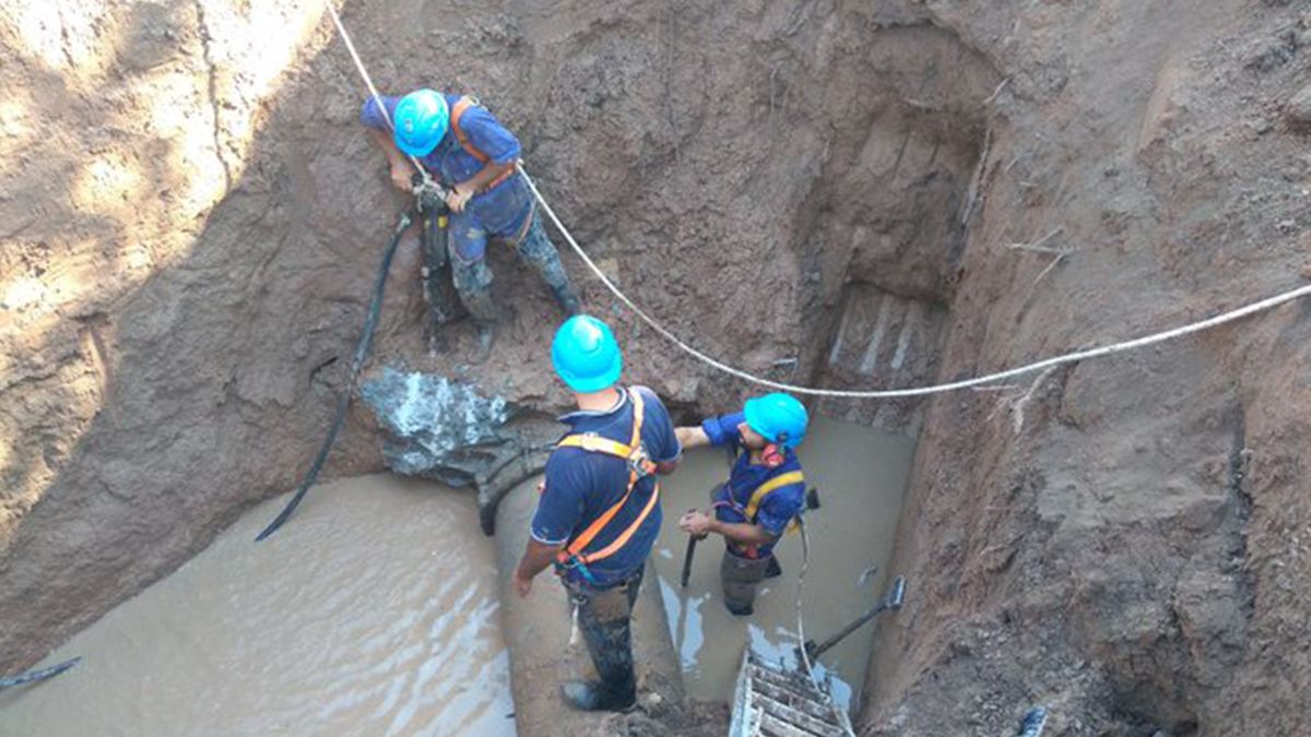 La empresa prestataria informó que se está demoliendo parte de un estructura de anclaje de &nbsp;hormigón armado de la cañería de 700 mm de diámetro.