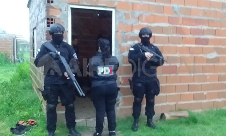 Policías de la PDI en el lugar donde fue detenido el principal sospechoso. Policías de la PDI en el lugar donde fue detenido el principal sospechoso.
