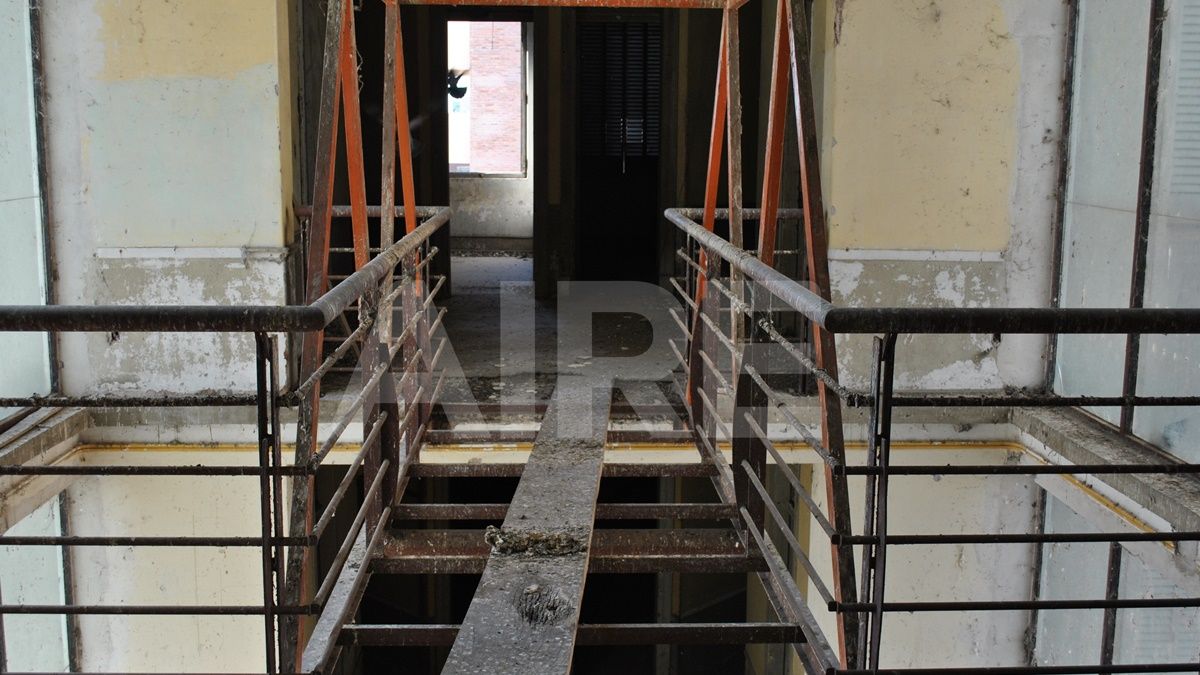 La mayoría de las plantas del edificio Ritz presentan estado de deterioro, algunas de ellas en estado avanzada. En las alas que dan a calle 25 de Mayo, es peligrosa la circulación de personas en el interior. / Gentileza: Leopoldo Ferreira.