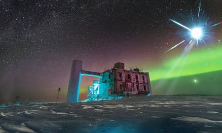 El IceCube es un gigantesco observatorio ubicado en el Polo Sur que tiene la misión de detectar neutrinos que lleguen a la Tierra y sacarles la mayor cantidad de información posible. El IceCube es un gigantesco observatorio ubicado en el Polo Sur que tiene la misión de detectar neutrinos que lleguen a la Tierra y sacarles la mayor cantidad de información posible.