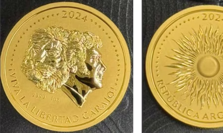 Monedas de oro con el rostro de Javier Milei y la frase “Viva la libertad carajo”, remeras, gorras, mochilas, lentes de sol, motosierras, billeteras y hasta una bebida energizante. Monedas de oro con el rostro de Javier Milei y la frase “Viva la libertad carajo”, remeras, gorras, mochilas, lentes de sol, motosierras, billeteras y hasta una bebida energizante.