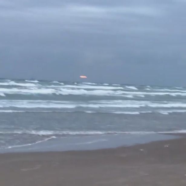 Corría por la playa y vio un misterioso OVNI flotando en el cielo (hay fotos)