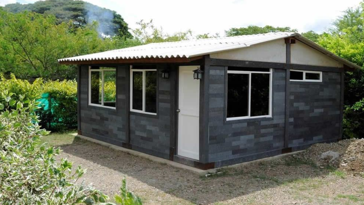 Casa contruida con ladrillos de plástico reciclado. Casa contruida con ladrillos de plástico reciclado.