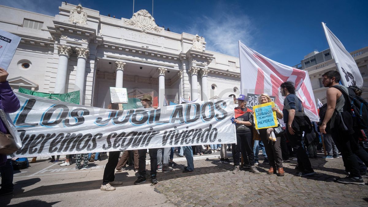 El Juzgado de primera instancia en lo Laboral N° 8 de Rosario, a cargo de Silvana Quagliatti, hizo lugar al amparo presentado por 18 exjueces de la provincia de Santa Fe. El Juzgado de primera instancia en lo Laboral N° 8 de Rosario, a cargo de Silvana Quagliatti, hizo lugar al amparo presentado por 18 exjueces de la provincia de Santa Fe.