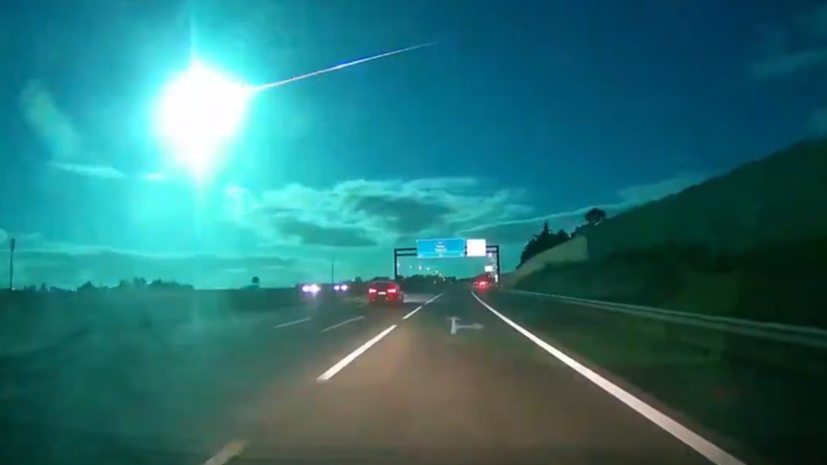 Un meteorito iluminó el cielo de España y Portugal. Un meteorito iluminó el cielo de España y Portugal.
