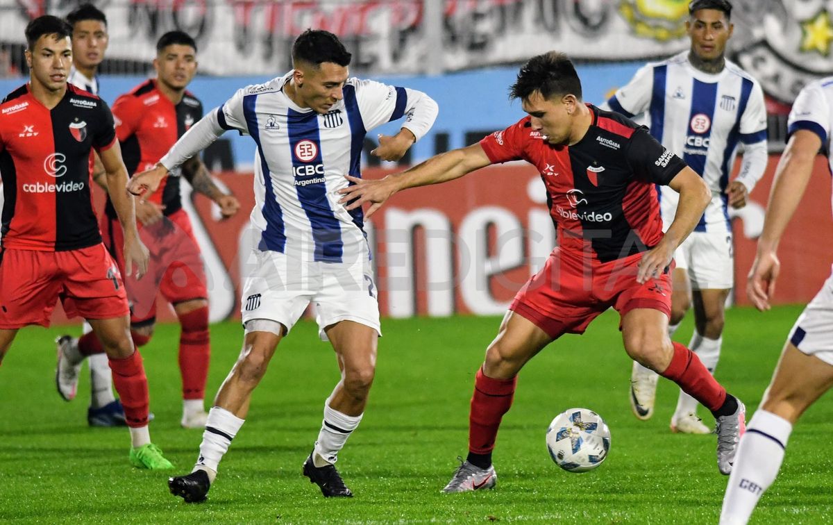 Cristian Vega disputando el balón ante Ruben Botta.