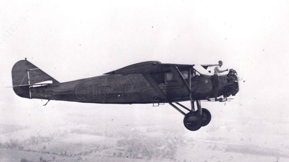 El avión que utilizaron –llamado City of Chicago–, era un Stinson SM-1 Detroiter, un monoplano de ala alta que medía 10 metros de largo, con una envergadura de 14,22 metros. Su peso máximo de despegue era de 1580 kilos (3483 libras), estaba impulsado por un motor radial Wright J-6 de 300 HP y, su velocidad crucero, orillaba los 200 km/h (unos 108 nudos). Nótese a Kenneth Hunter fuera de la cabina, haciendo ajustes en el motor. El avión que utilizaron –llamado City of Chicago–, era un Stinson SM-1 Detroiter, un monoplano de ala alta que medía 10 metros de largo, con una envergadura de 14,22 metros. Su peso máximo de despegue era de 1580 kilos (3483 libras), estaba impulsado por un motor radial Wright J-6 de 300 HP y, su velocidad crucero, orillaba los 200 km/h (unos 108 nudos). Nótese a Kenneth Hunter fuera de la cabina, haciendo ajustes en el motor.