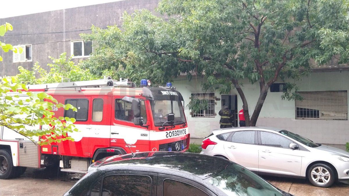 Dos personas resultaron con quemaduras en el incendio que afectó la estructura lateral del club.
