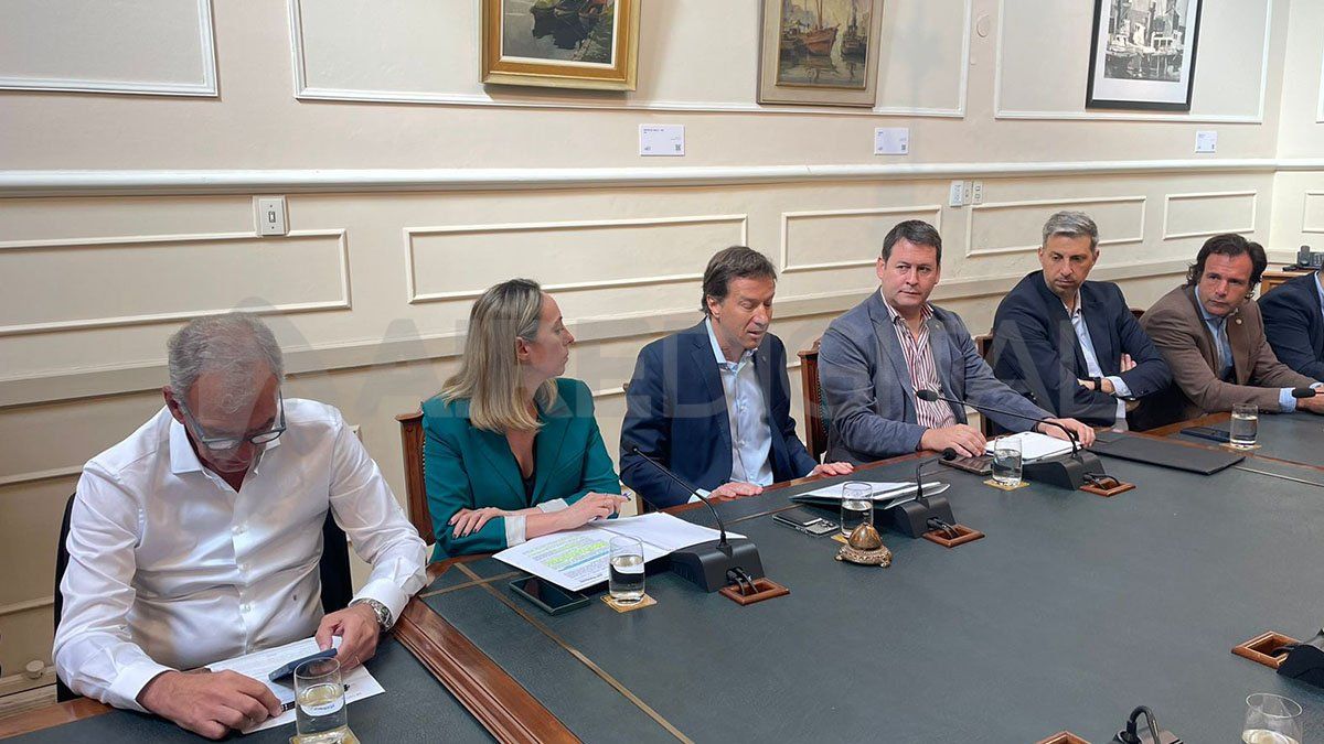 Este lunes, en la Bolsa de Comercio se llevó a cabo un encuentro entre funcionarios del Ministerio de Desarrollo Productivo, representantes de la Mesa de entidades productivas, senadores y concejales. Este lunes, en la Bolsa de Comercio se llevó a cabo un encuentro entre funcionarios del Ministerio de Desarrollo Productivo, representantes de la Mesa de entidades productivas, senadores y concejales.