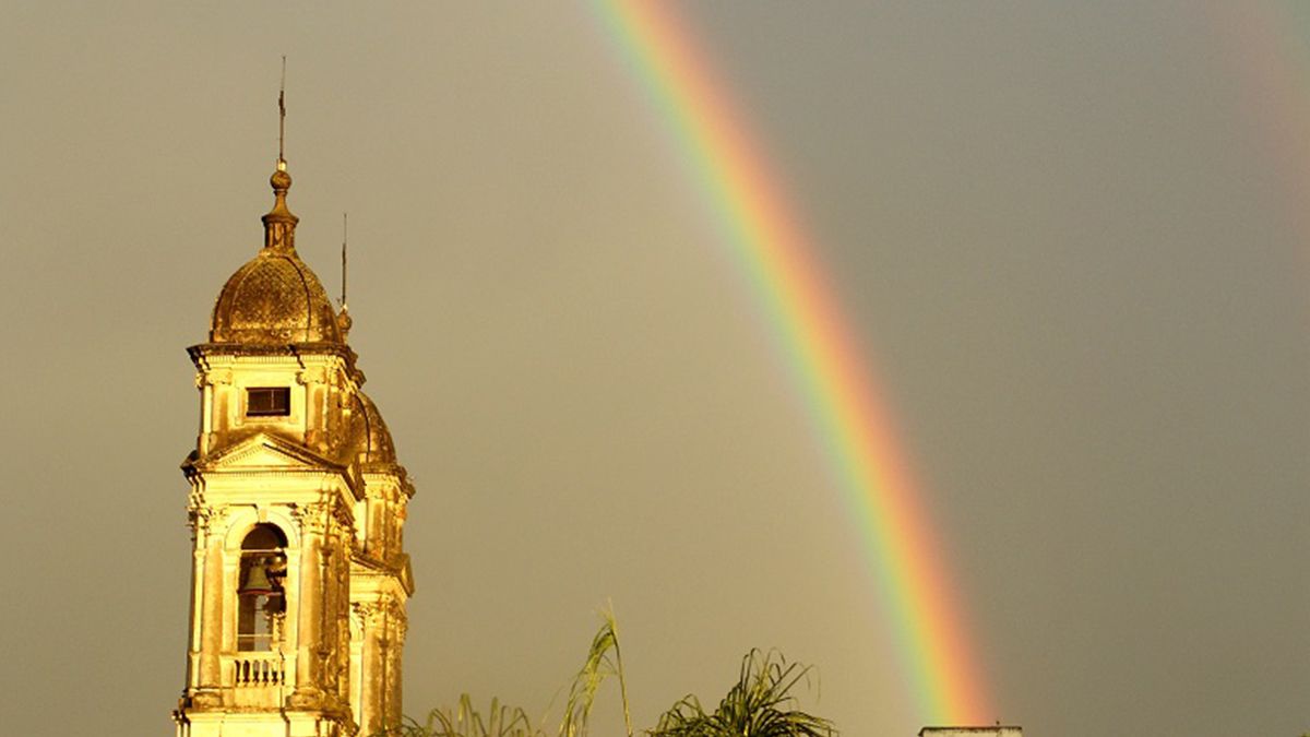En su interior se pueden apreciar distintas imágenes, vitreaux y medallones pintados por Juan Cingolani, restaurador de la Capilla Sixtina, que representan distintas escenas de la vida de Santo Domingo de Guzmán y de otros dominicos.