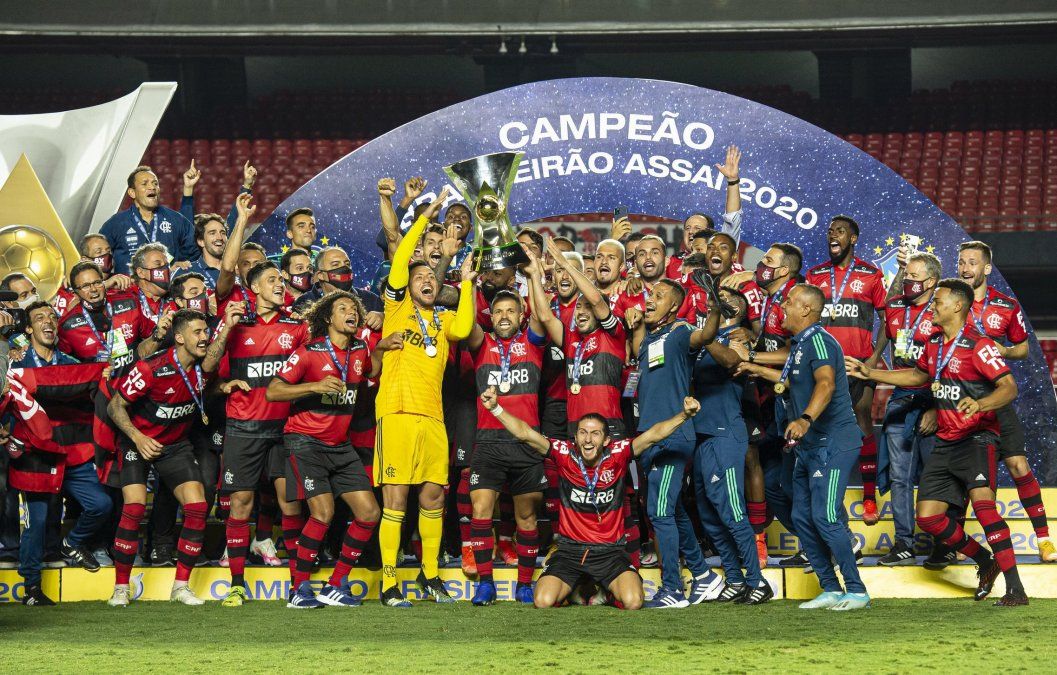Flamengo se consagró bicampeón de Brasileirao luego de que Inter de Porto Alegre no pudo derrotar a Corinthians.