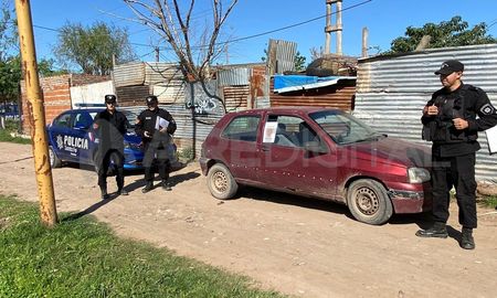 Policías custodiaron el vehículo tras la persecución. Policías custodiaron el vehículo tras la persecución.