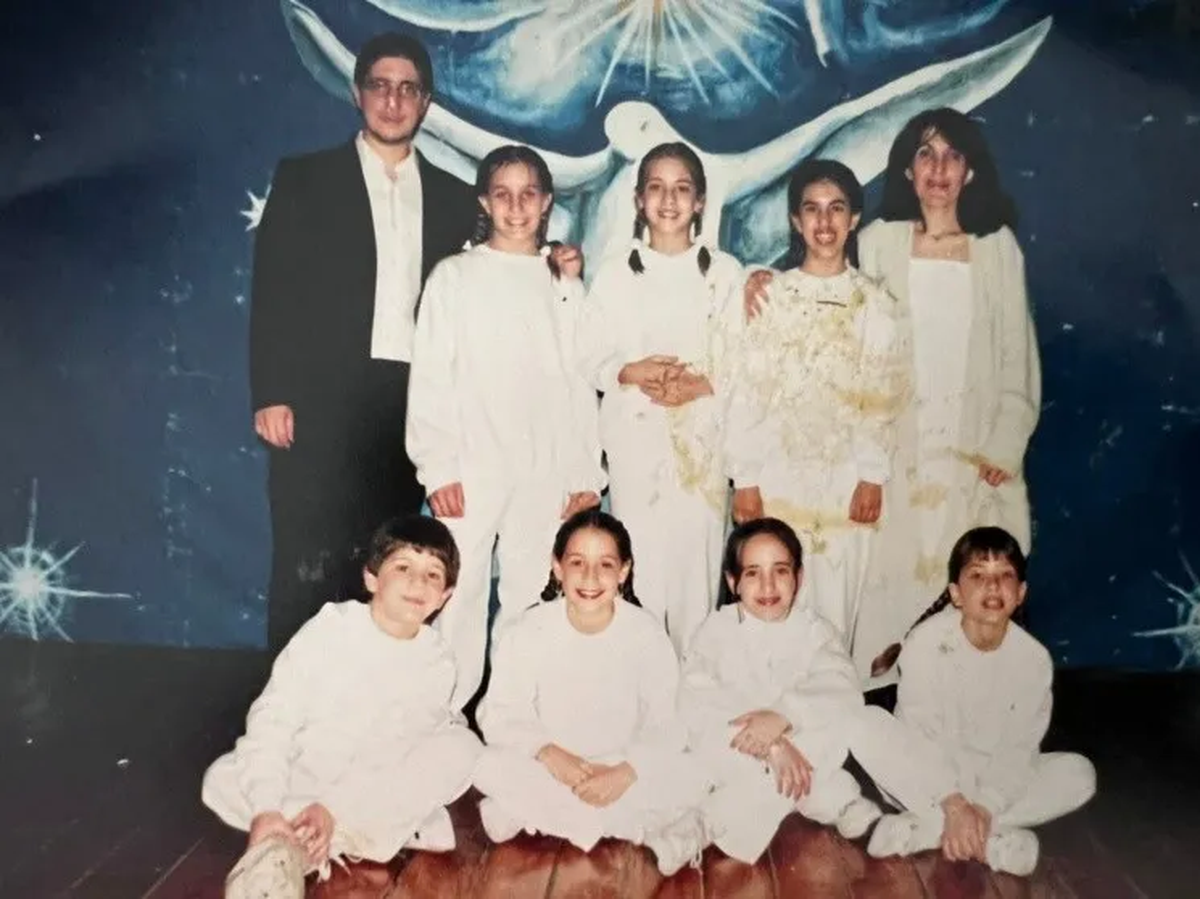 Jey Mammon en su época de catequista. En la fila inferior, primera desde la derecha, se la ve a Eugenia