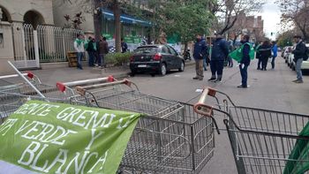 Empleados del supermercado de barrio Candioti levantaron el corte pero siguen en alerta