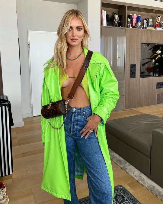 Chiara Ferragni sumó un tapado verde de vinilo a su look neón. 