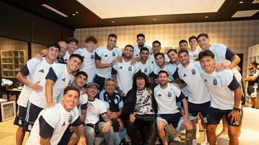 A dos días del debut en el Mundial 2026, la Mona Jiménez sorprendió a la Selección Argentina y desató una fiesta A dos días del debut en el Mundial 2026, la Mona Jiménez sorprendió a la Selección Argentina y desató una fiesta