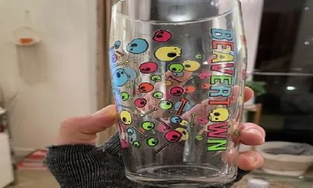 Se llevó un vaso de un bar, contó la historia en Twitter y es viral por las respuestas Se llevó un vaso de un bar, contó la historia en Twitter y es viral por las respuestas