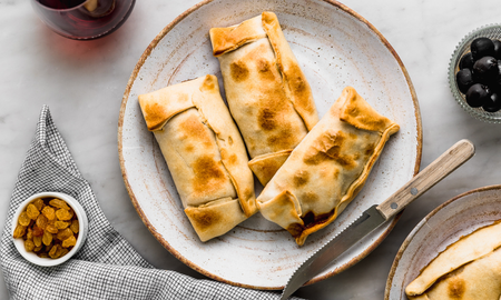 Quedan listas para disfrutar calientes, con la masa crujiente y un relleno jugoso que se desarma en cada bocado. Quedan listas para disfrutar calientes, con la masa crujiente y un relleno jugoso que se desarma en cada bocado.